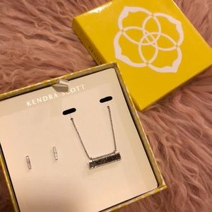 Kendra Scott earring & necklace gift set 🎁